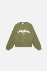 Suéter de punto verde oliva de la marca Scuffers, con fit relajado, mangas amplias y texto bordado en blanco en el frente.