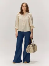 Cartera tipo baúl Margara Shaw confeccionada en 100% cuero con estampado animal print de serpiente, asas de mano marrones y cierre superior.
