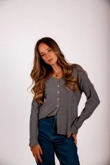 Blusa de morley elastizado color blanco, con escote en V y botones dorados.