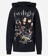 Buzo con capucha de color negro, corte regular y mangas largas, con estampa frontal temática de la película Crepúsculo (Twilight).