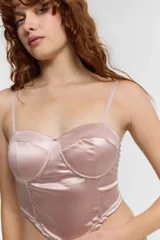 Bustier color rosa satinado con copas armadas y breteles finos regulables.