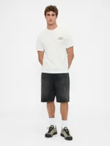 Remera blanca de algodón con cuello redondo y manga corta. Estampado vintage con el logo de Gap y la inscripción "California Gap Classic Est. 1969".