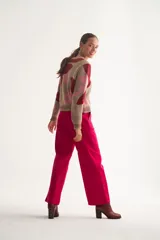 Sweater de jacquard con diseño floral abstracto, cuello redondo y mangas largas. Presenta una combinación de colores en tonos bordó, rosa y beige, con texturas diferenciadas en el tejido.