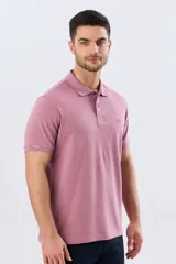 Remera polo de piqué de algodón color azul, de manga corta, con cuello camisero, cierre frontal de dos botones y pequeño logo bordado en el pecho.