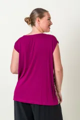 Blusa de fiesta con lentejuelas multicolores y escote en V.