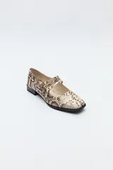 Zapato tipo Mary Jane de charol sintético color rojo, con punta cuadrada y triple tira con hebillas.