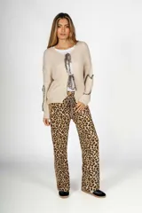 Saco tejido de punto color beige, de corte holgado, con cuello en V y cierre frontal con lazos de tela estampada de leopardo.