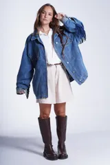 Campera de jean celeste con bordado de flores, tachas y flecos azules.