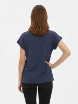 Remera azul marino de manga corta holgada con cuello redondo y estampa frontal de paisaje marino con fases lunares y flores.