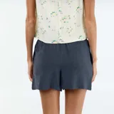 Short azul marino de lino mezclado, con cintura elástica y cordón ajustable.