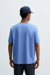 Camiseta de corte regular confeccionada en tejido de algodón compacto, con cuello redondo y manga corta.