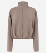 Campera de modal color marrón, con cuello alto, cierre frontal completo y diseño con pliegues en el ruedo. Presenta mangas largas y un calce holgado.