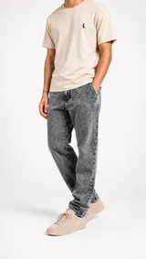 Pantalón de jean con efecto lavado ácido en tono gris, de corte recto y estilo urbano.