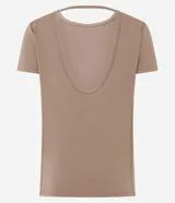 Remera deportiva de microfibra color tostado, con mangas cortas, cuello redondo y costuras reforzadas.