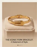 Pulsera rígida de acero con baño de oro, con diseño creativo en forma de tenedor.