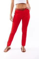 Pantalón rojo de corte recto, con bolsillos laterales y cinturón marrón.