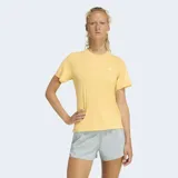 Remera deportiva Adidas de manga corta con cuello redondo, confeccionada en tejido técnico con tecnología Climacool para mayor transpirabilidad. Presenta un diseño liso con detalles reflectantes y logo de la marca en el pecho.