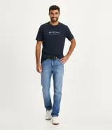 Pantalón de jean corte slim, color azul medio con efecto lavado, confeccionado en tejido de algodón con elastano para mayor comodidad.