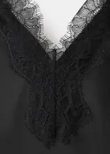 Top de tejido satinado negro, con cuello en V, ribetes de encaje, tirantes finos y diseño sin mangas.