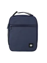 Set de accesorios de viaje color verde oliva, compuesto por una mochila, una lonchera y una cartuchera o neceser, todos con diseño minimalista y logo de la marca.