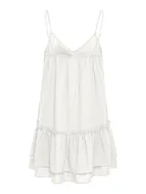 Vestido corto blanco con escote en V, tirantes finos ajustables y volados en el ruedo.
