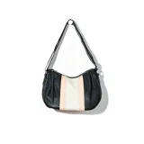 Bandolera negra de símil cuero con franjas verticales en color rosa y blanco.