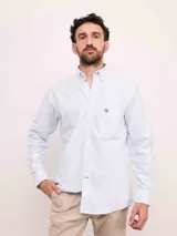 Camisa de corte regular confeccionada en tejido Oxford de algodón con diseño de rayas finas. Presenta cuello abotonado, bolsillo frontal en el pecho con logo bordado y cierre de botones.