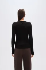 Remera de manga larga con cuello alto y estampado animal print en tonos marrones.