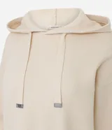 Buzo de punto con capucha y cordones ajustables con punteras metálicas. Presenta un diseño de corte regular, confeccionado en una mezcla de viscosa, poliéster y poliamida, ofreciendo una textura suave y cómoda.