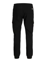 Pantalón cargo negro con cierre de cremallera y bolsillos laterales con fuelle y tapa. Confeccionado en tela con elastano.