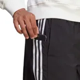 Short deportivo Adidas Aeroready Essentials Chelsea de hombre, color negro con tres rayas blancas laterales y logo Adidas estampado en blanco.