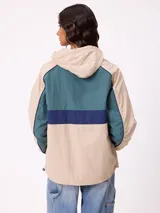 Campera rompevientos Rusty con diseño color block en tonos bordó, azul y blanco. Cuenta con cierre frontal, capucha con cordones ajustables, puños elásticos y logo bordado en el pecho.