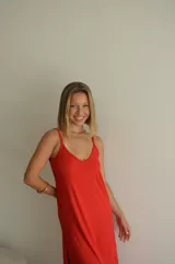 Vestido largo negro de viscosa, con escote en V y tirantes finos.