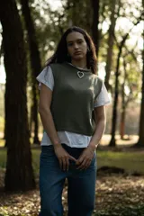 Chaleco tejido corto color verde oliva, con cuello amplio y sisas amplias.