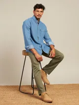 Botas tipo chukka color marrón, con cordones al tono, costuras reforzadas y suela de goma en color caramelo.