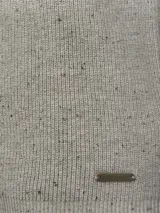 Sweater de punto color beige con motas de colores, cuello redondo y mangas largas. Terminaciones en rib.