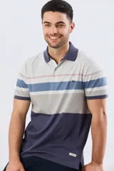 Remera polo de manga corta con diseño de franjas horizontales en tonos azul, salmón, celeste y beige. Cuenta con cuello clásico y cierre frontal de dos botones.