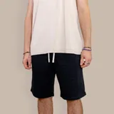 Bermuda deportiva negra de algodón, con cordón ajustable en la cintura y bolsillos laterales y trasero.