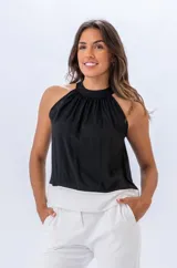 Musculosa negra con cuello alto y hombros descubiertos.
