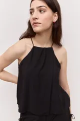 Blusa bordó de tiras finas con cuello halter y caída suave.