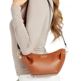 Bolso de hombro Guess modelo Amorette, color marrón coñac, con diseño fruncido y detalles metálicos dorados. Presenta el logo de la marca en relieve en el frente.
