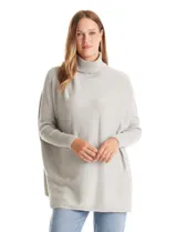 Polera tejida de corte oversize, color gris claro, con cuello alto, mangas largas con puños elastizados y diseño holgado.