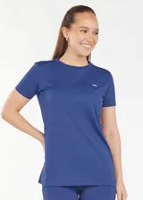 Camiseta deportiva color borgoña, de tejido transpirable y secado rápido.