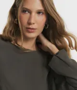 Blusa verde militar de viscosa, con cuello redondo, mangas largas y lazo ajustable en la cintura.