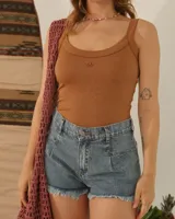 Short de jean celeste con pinzas en el delantero y ruedo desflecado.