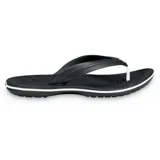 Ojotas Crocs modelo Crocband Flip, color negro con una línea blanca decorativa en la entresuela. La tira es blanca.