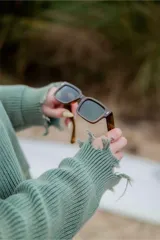 Lentes de sol con armazón rectangular de acetato en color marrón carey y cristales oscuros.