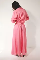 Pollera tobillera de corte holgado en mezcla de viscosa, de color fucsia, con cintura de tiro alto fruncida y elástico revestido en la parte posterior.