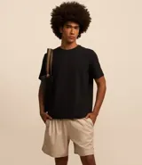 Bermuda verde militar para hombre, confeccionada en tela liviana de viscosa y cáñamo, con cintura elástica, cordón para ajuste y bolsillos laterales.