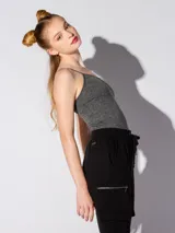 Musculosa de bretel fino, confeccionada en tejido elástico con diseño seamless, de calce ajustado al cuerpo.